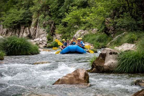 People doing rafting at Karitena's river named Lousios. Άνθρωποι που κάνουν ράφτινγκ στον ποταμό Λούσιο της Καρύταινας.