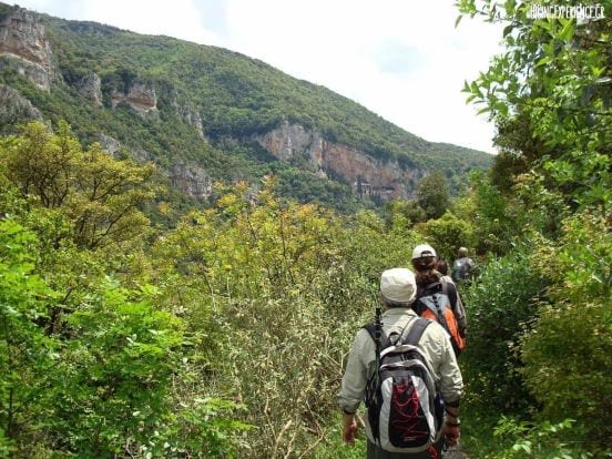 People hiking. Άνθρωποι που κάνουν πεζοπορία.