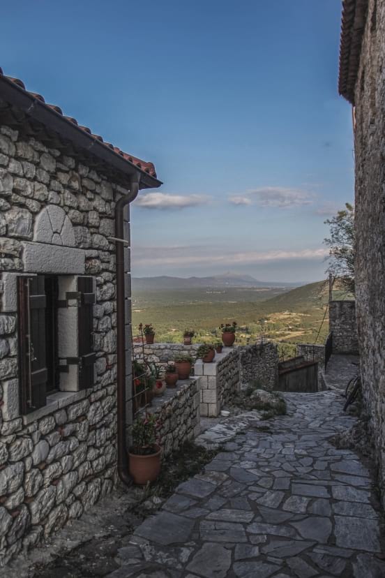Πετρόκτιστο τοπίο με θέα το βουνό και τη φύση.